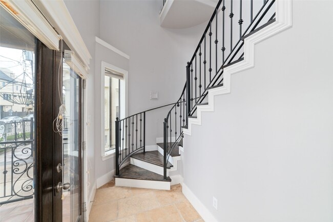 Building Photo - 1506 W 23rd St