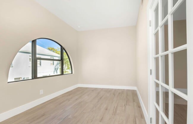 Building Photo - P201 - #9A Holiday Inn