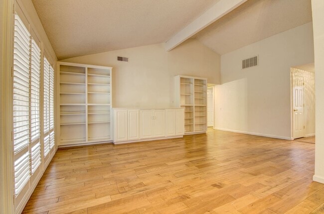 Building Photo - 5123 El Cemonte Ave