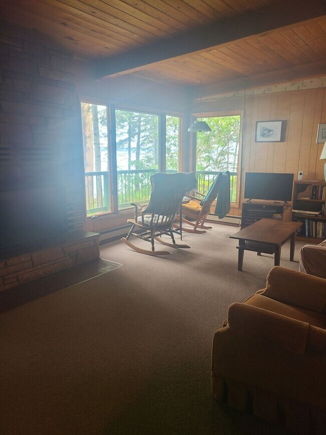 Building Photo - Charming Waterfront Cabin on San Juan Drive 5 month lease through winter.