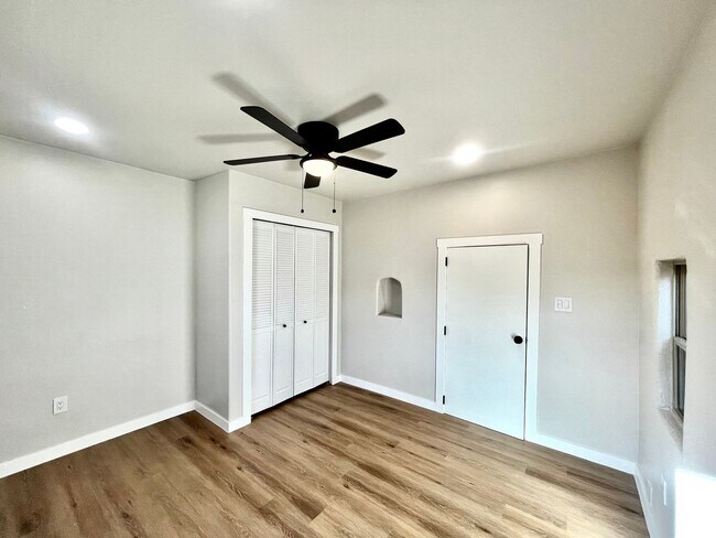 Building Photo - 422 Towner Ave NW