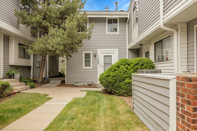 Building Photo - $2,400 - 3 Bed, 1.5 Bath Condo in Aurora w...