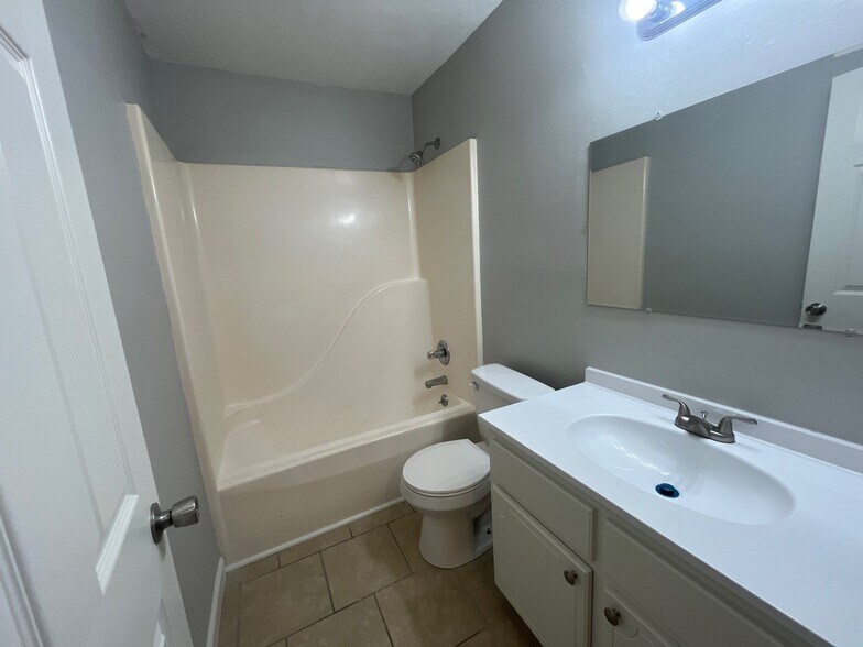 Building Photo - 17 Tricia Cv