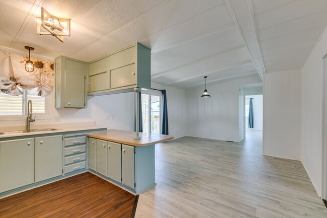 Building Photo - Beautifully Remodeled Boulder City Home with Spacious Backyard Retreat