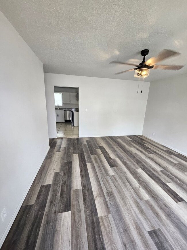 Building Photo - 3 bed, 1.5 bath in a great location! Fenced in yard!