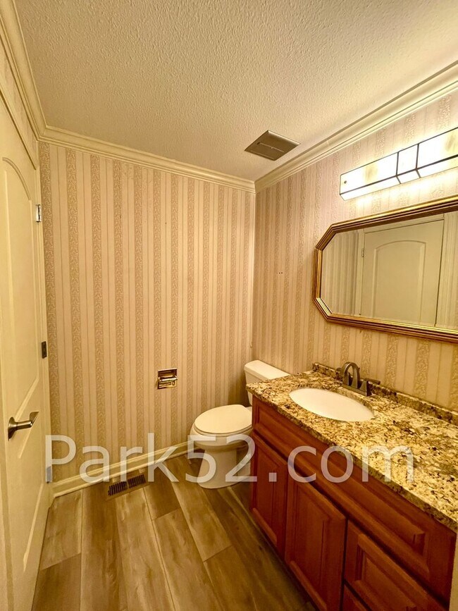 Building Photo - 2 Bedroom Tacoma Townhome