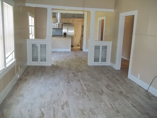 Building Photo - 190 Live Oak Ave