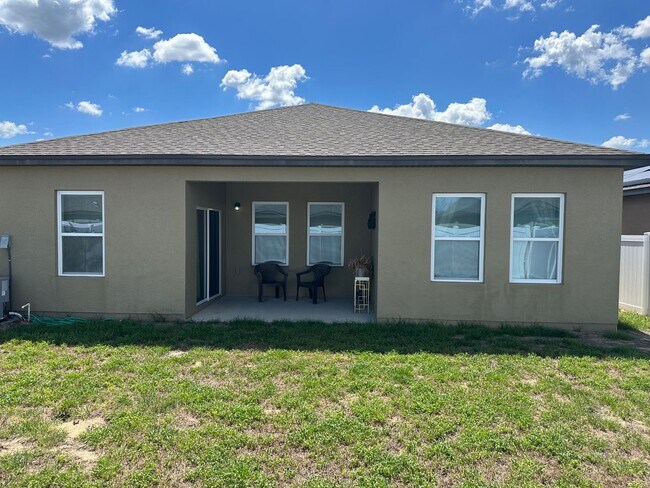Building Photo - Private Back Yard! - 3 Bedroom 2 Bathroom ...