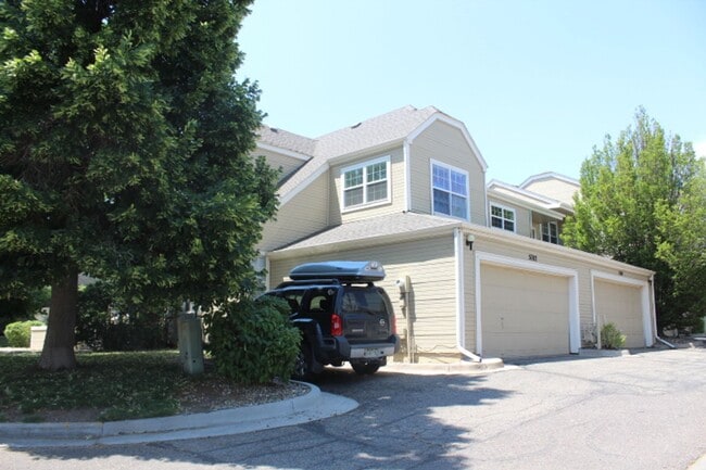 Building Photo - Gorgeous 2 Story End Unit in Lakewood!
