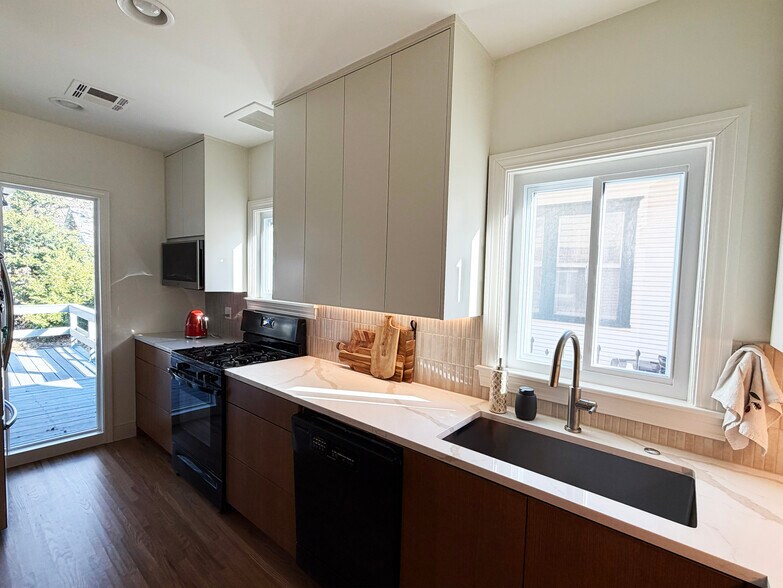 Building Photo - 2023 E 14th Pl