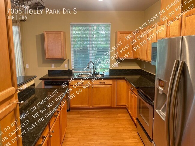 Building Photo - Beacon Hill 3 bed 2.5 bath Townhouse