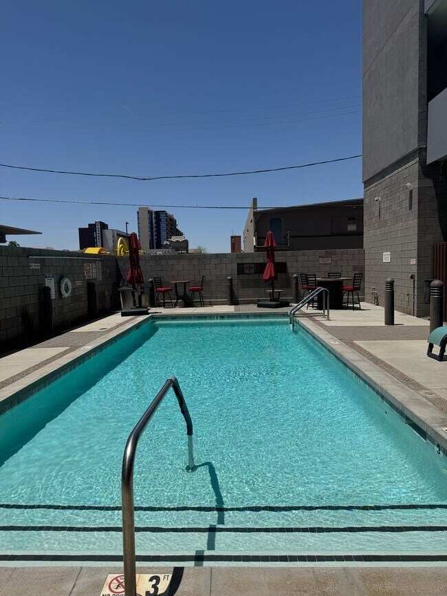 Building Photo - LUXURY CONDO IN DOWNTOWN PHOENIX