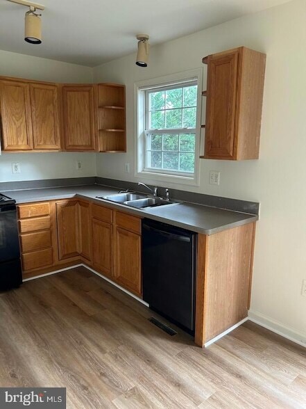 Building Photo - 601 Meadowbrook Dr
