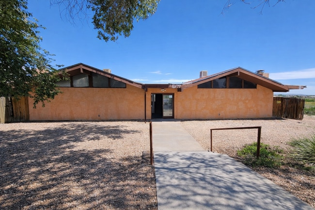 Building Photo - 677 E Clarion Dr