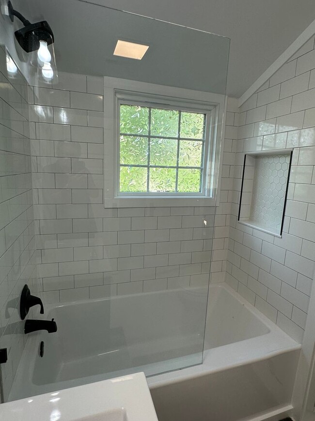 Building Photo - 3 bedroom, 2 bath, furnished Kingsport, TN