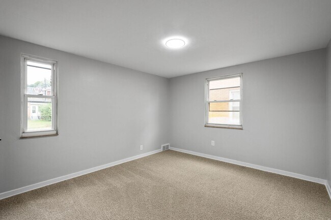 Building Photo - MOVE IN SPECIAL! SCORE HALF OFF 1ST MONTH'...