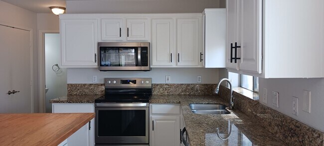 Building Photo - 3 Bed / 2 Bath with Loft and Pool