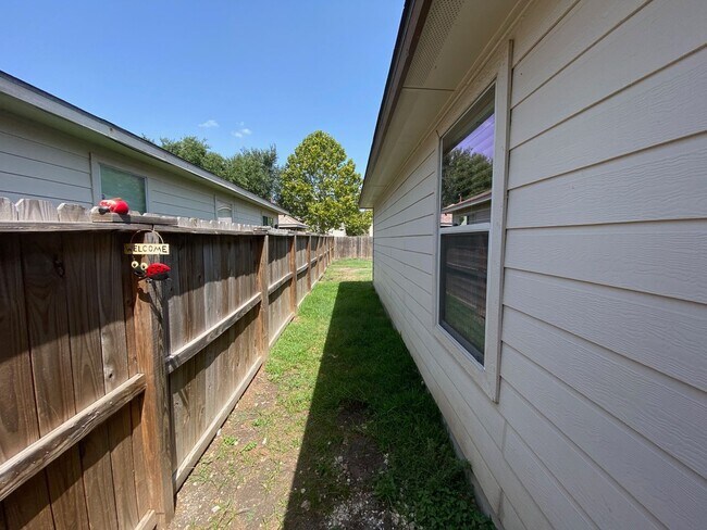 Building Photo - 9647 Kennebec Way