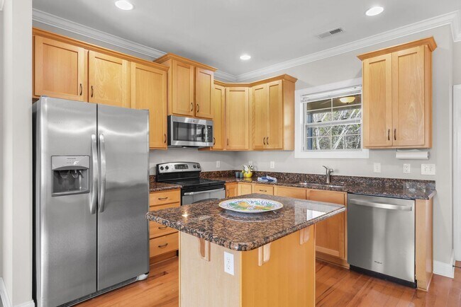 Building Photo - ~ COMPASS POINTE ~