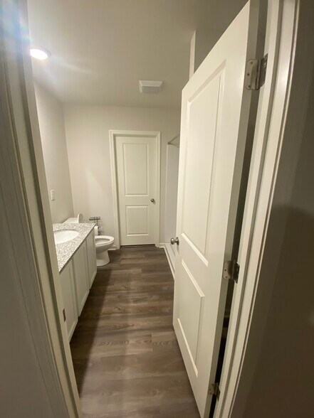 Building Photo - 427 Silo Ct