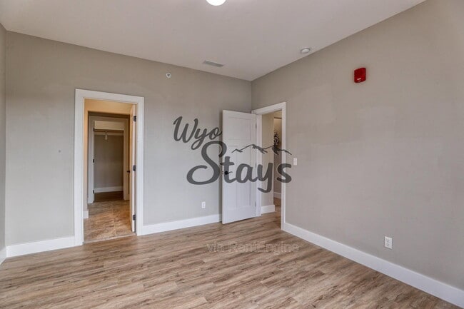 Building Photo - 847 Lincoln Dr