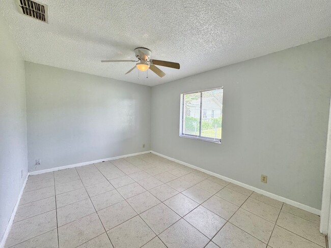 Building Photo - 770-780 E North St