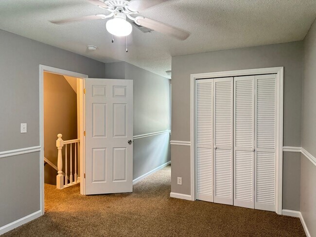 Building Photo - Exit 8! Rossview School. 4 Bed/2 Bath over...