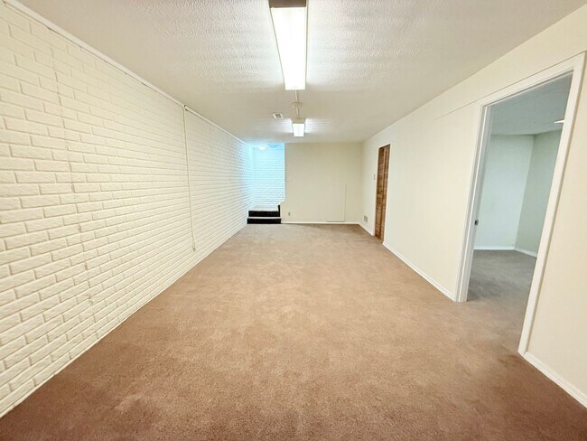 Building Photo - Stunning 5-Bedroom Home with Pool in Desir...