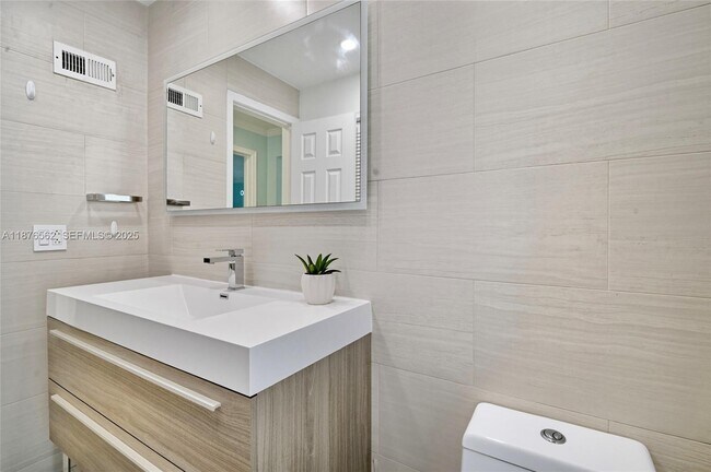 Building Photo - 9710 Sunset Strip