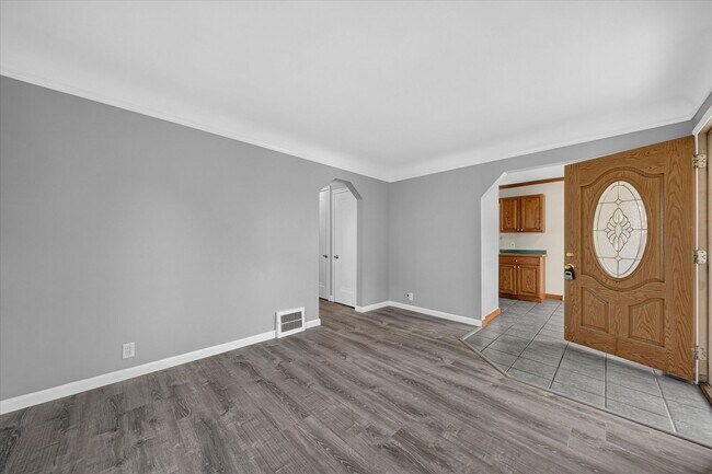 Building Photo - Charming 3-Bedroom Bungalow for Rent in Lincoln Park