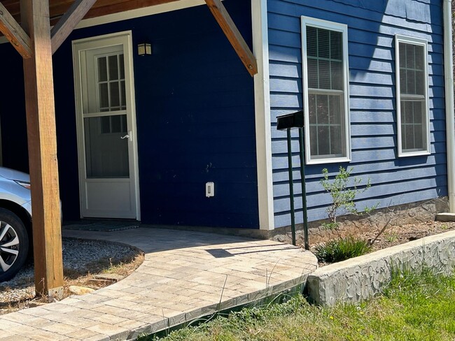 Building Photo - West AVL - Furnished Basement Efficiency
