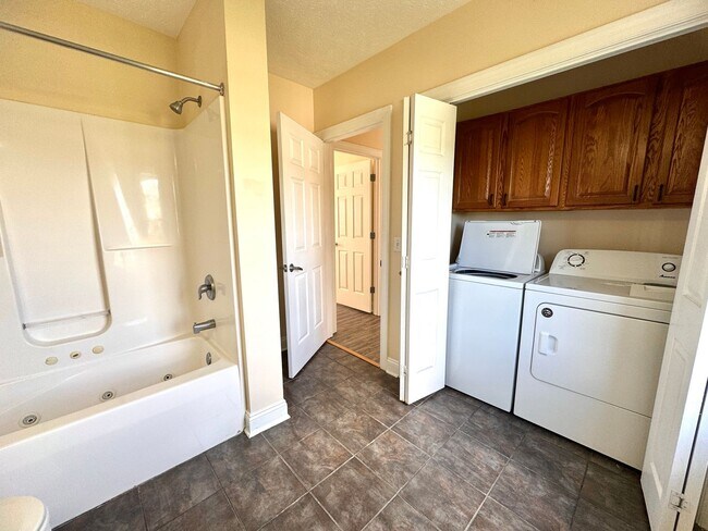 Building Photo - Oak Tree Townhome