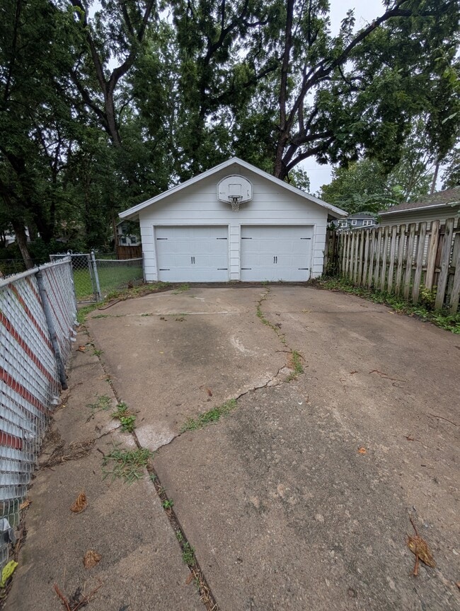 Building Photo - 214 SW Broadmoor Ave