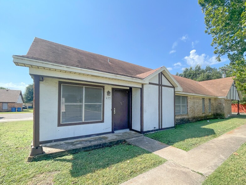 Building Photo - 433 W Panther Way