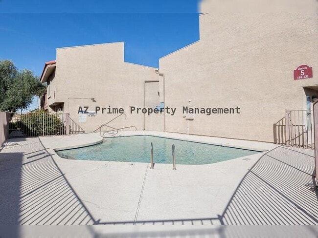 Building Photo - 4828 W Orangewood Ave