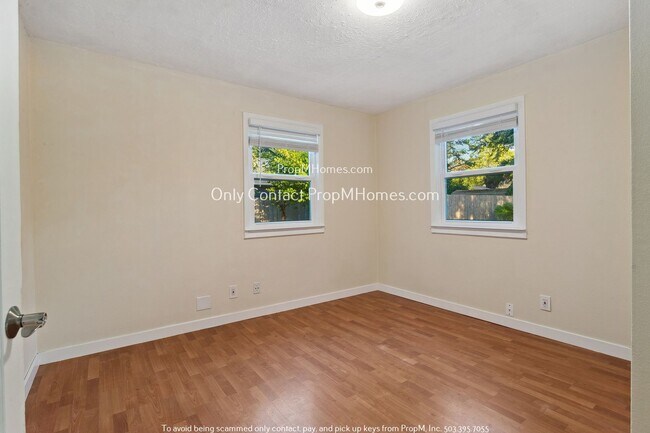 Building Photo - Two Bedroom, Single Level with an Entry Ramp - Large Fenced Yard!