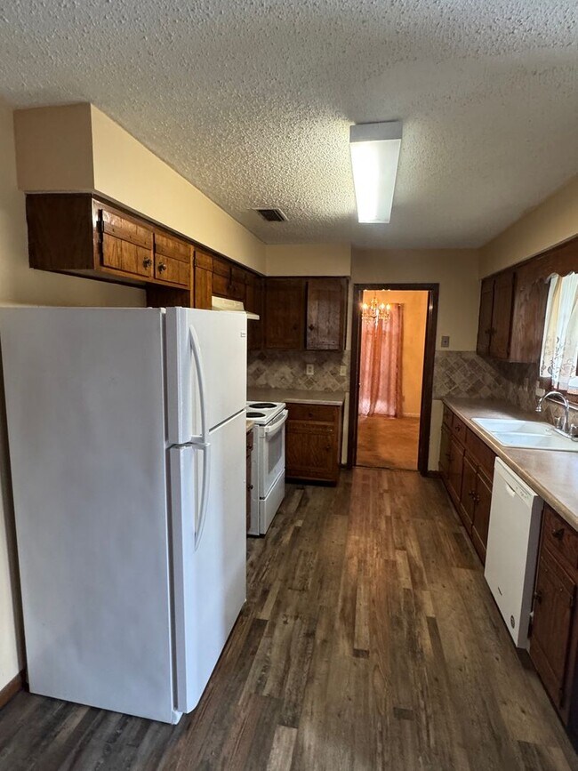 Building Photo - 3324 Cross Creek Dr