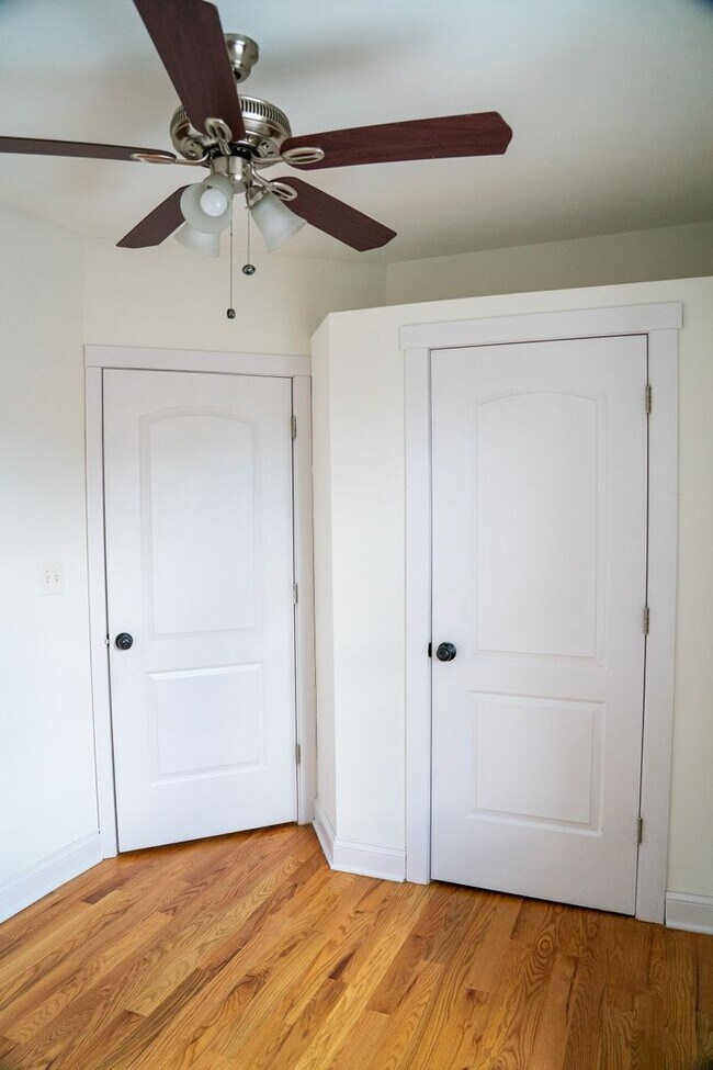 Building Photo - Albany Park - 2 Bed / 1 Bath - Central Heat - Dog Friendly