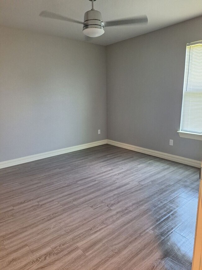 Building Photo - 3 bedroom Duplex