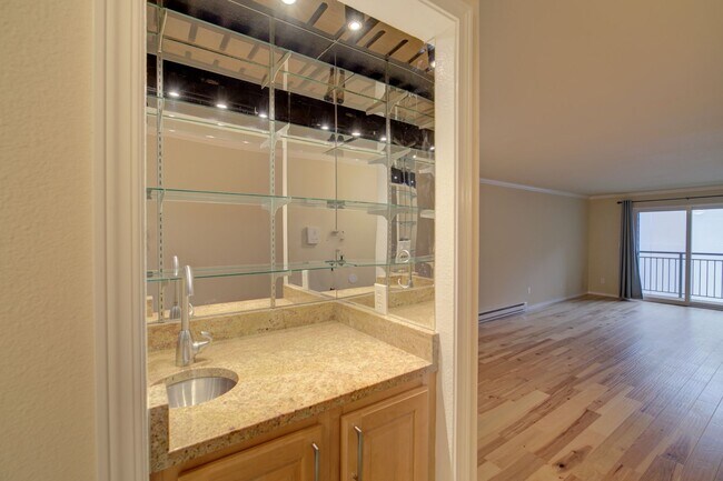 Building Photo - 2Bd/1Ba Bellevue Condo