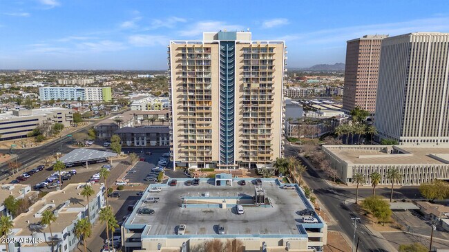 Building Photo - 207 W Clarendon Ave