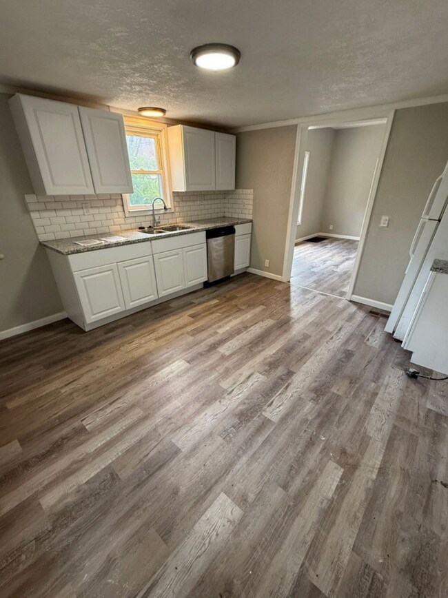 Building Photo - Freshly Remodeled & Move-In Ready!