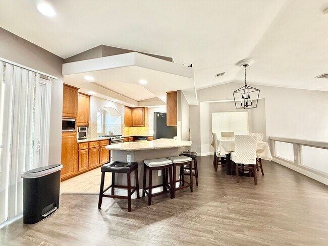 Building Photo - Charming Cul-de-Sac Home with Bonus Room & Backyard