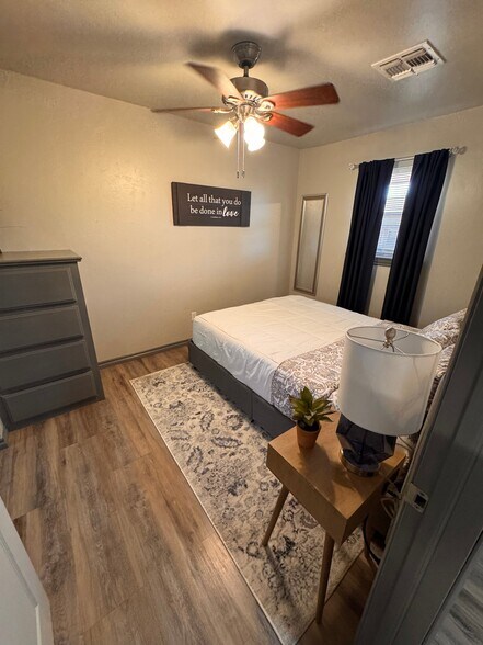 Building Photo - 1207 W Gore Blvd