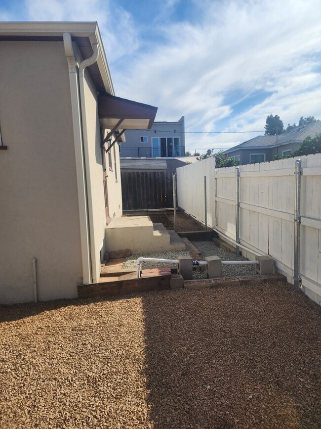 Building Photo - Private 2 bedroom 1 bath home