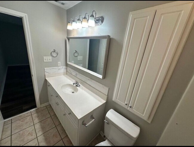 Building Photo - 2 Bedroom Townhome Conveniently Located in...