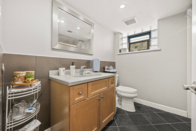 Building Photo - 641 Woods St