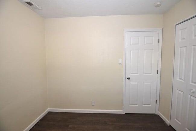 Building Photo - Elkhart North West- 3 bedroom ranch with d...