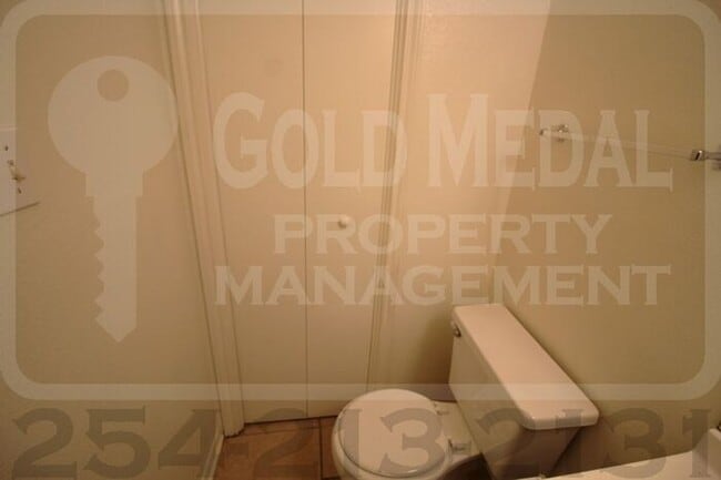 Building Photo - 1803 Cedarhill Dr