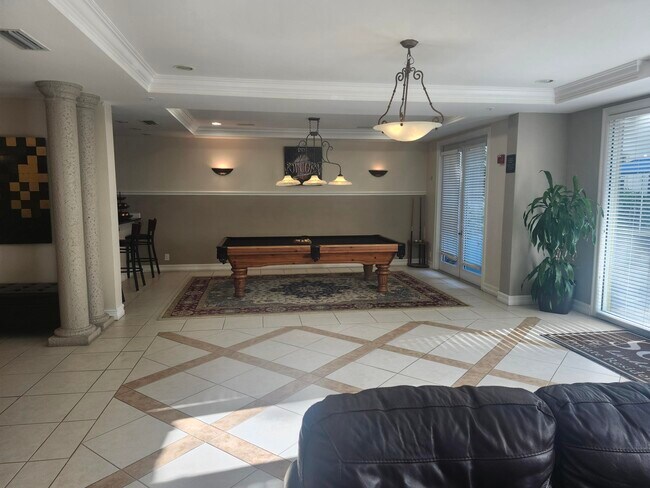 Building Photo - 533 NE 3rd Ave